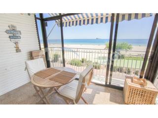 Piso  N/a. Se vende vivienda de 3 dormitorios en primera linea de la playa