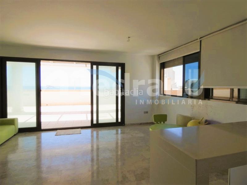 Foto 02ebf24e-9fa5-4b7e-81ed-cdc45087dd31. Àtic amb calefacció aparcament piscina a Playa Poniente Benidorm