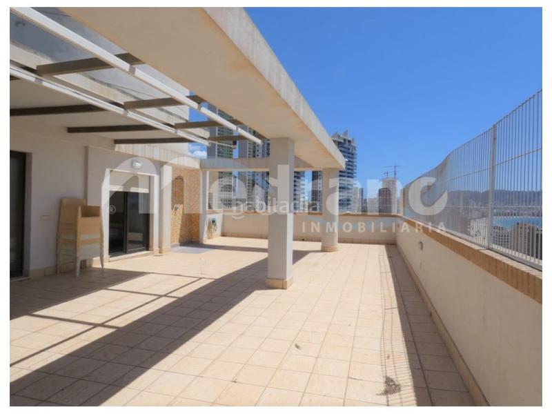 Foto 6c15a6b8-22f3-4fdc-b6e7-3ba019314c0d. Àtic amb calefacció aparcament piscina a Playa Poniente Benidorm