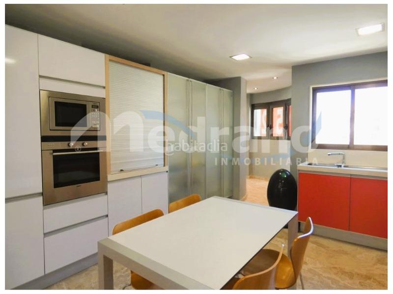 Foto 9632ff45-6149-486a-b9db-f6b2f6e63f77. Àtic amb calefacció aparcament piscina a Playa Poniente Benidorm