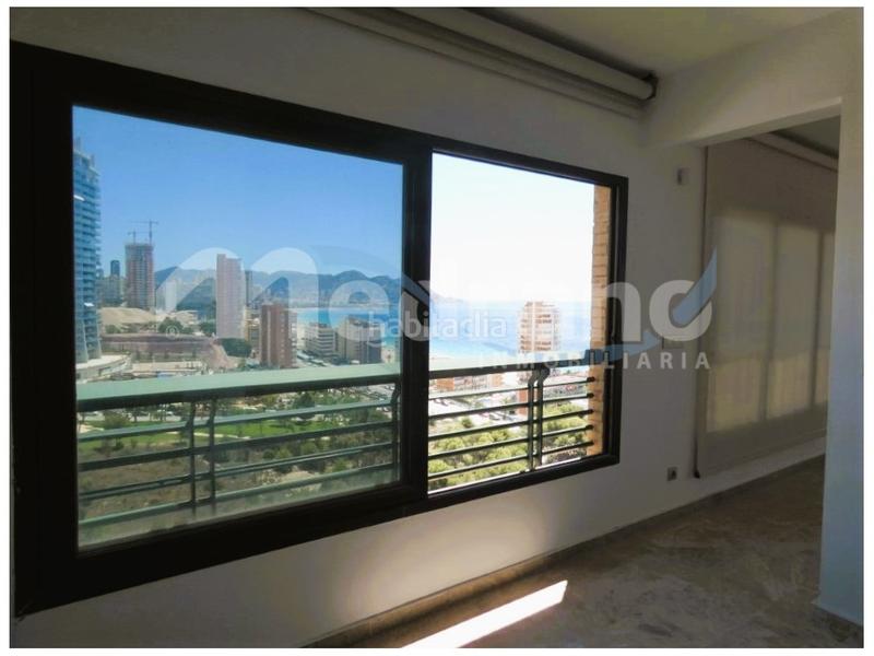 Foto eee79734-55c5-4e1e-84a9-5fec8d78d708. Àtic amb calefacció aparcament piscina a Playa Poniente Benidorm