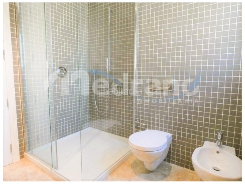 Foto f6ad8fd0-000e-4541-aff7-7d5e83f09a1f. Àtic amb calefacció aparcament piscina a Playa Poniente Benidorm