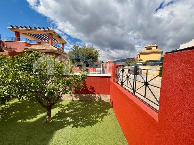 Foto 640f225b-853b-41dc-b906-7c21b9c6b6db. Chalet  independiente zona en balcón de Finestrat-terra marina Finestrat