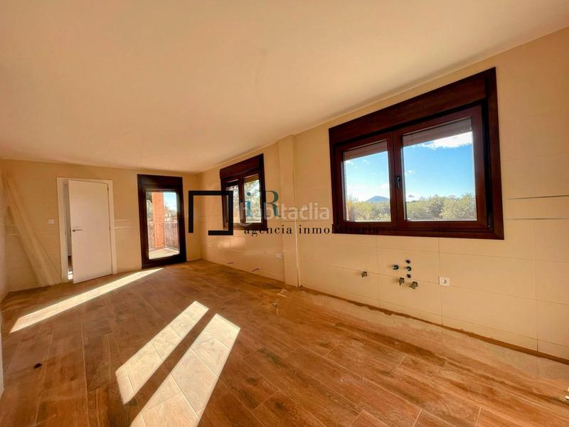 Foto 1c4e1b71-98b3-458f-8ef3-85c018286830. Casa aparellada amb calefacció aparcament a Cobisa