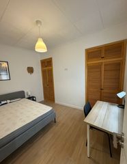 Location Appartement à Carrer de tomàs valls 18. Se alquila 5 habitaciones en piso compartido  en el centro de on