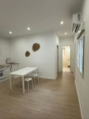 Lloguer Apartament a Carrer de tomàs valls 18. Se alquilan 5  habitaciones en el centro de onteniente piso tota