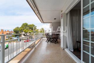 Pis a Carrer de brussel·les 65. Excelente piso a escasos metros de la playa y con parking en sal