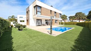 Casa  Carrer galileu. vive el lujo junto al mar en cambrils!