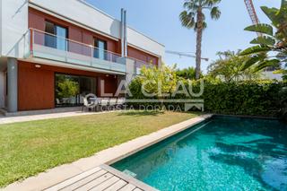 Casa aparellada  Carrer camille pissarro. Exclusiva vivienda de diseo a 3 minutos andando de la playa y c