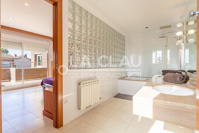 Foto 328c8ac2-a3ea-4637-a551-7678fb2a9d32. Casa con riscaldamento parcheggio in Els Ametllers Cambrils