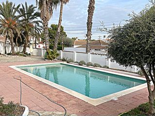 Chalet à Cunit Residencial. Elegante villa estilo ibiza con piscina y palmeras  precio 890 0