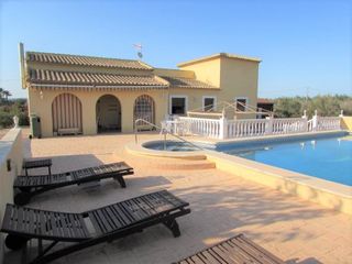 Finca rústica en Catral. Se vende excelente casa de campo con piscina en catral