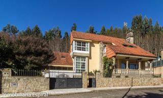 Xalet a Poio. Espectacular chalet con jardín, piscina y vistas en poio
