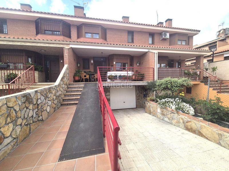 Foto f6c6b7ae-fe6c-4ecb-a69b-af574e89993f. Casa adossada amb aparcament a Villa del Prado