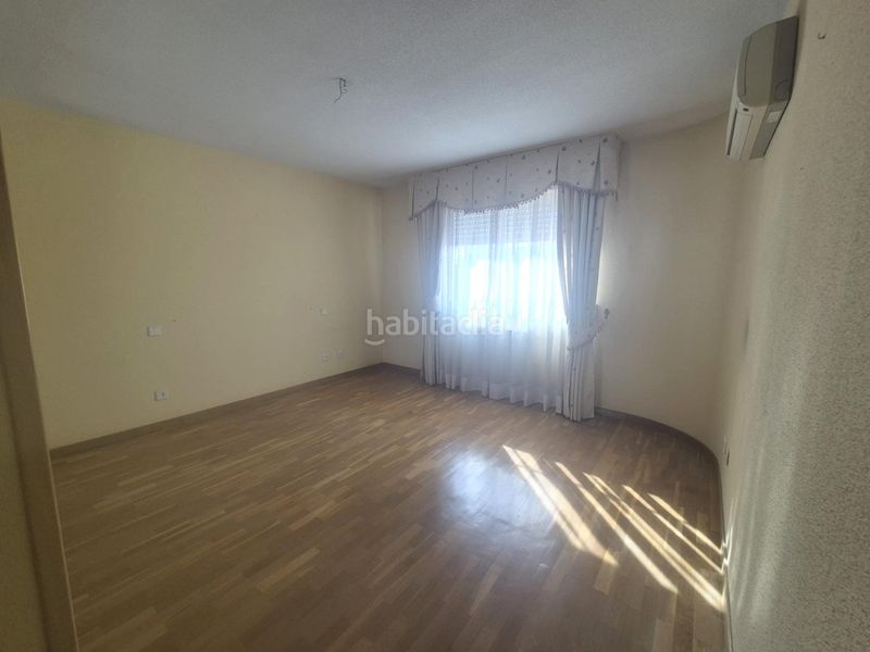 Foto 0101bad5-bd96-4951-8965-f2eef0ef45f6. Casa adossada amb calefacció aparcament piscina a Navalcarnero