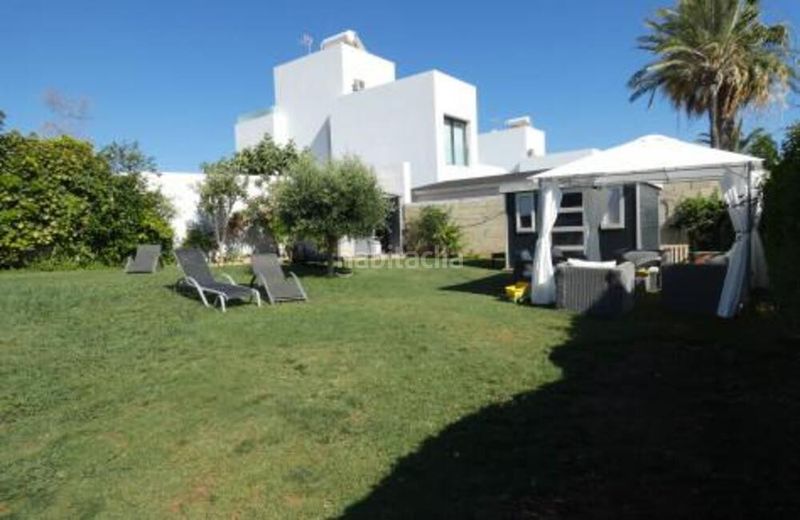 Foto fb014797-f43b-46eb-8f3c-dcfb5d2fba87. Casa amb aparcament a Nueva Alcántara Marbella