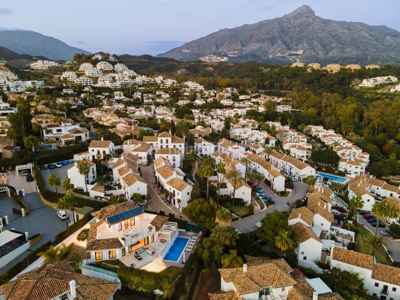 Foto bad2f0da-7b92-416f-bdbe-756e6036ad6a. Casa a viena-nva andalucia d 4 a Las Brisas Marbella