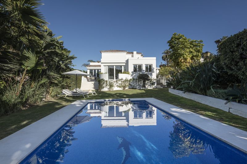 Foto 1d4401ca-8a6a-476b-8c5f-88dd11d2a01f. Casa amb aparcament piscina a Las Brisas Marbella