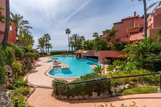 Rez-de-chaussée à N/a. Apartamento planta baja en venta en menara beach, estepona