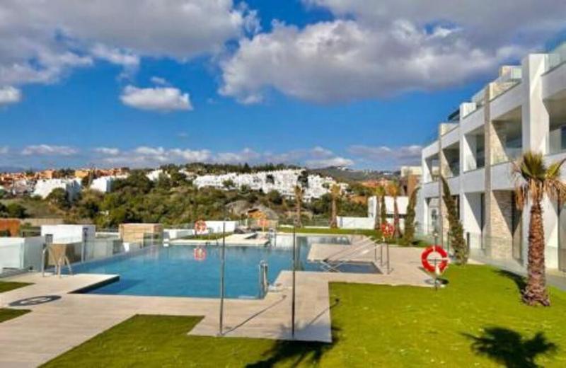 Foto b4135f59-f66f-4197-9ddd-b583f5c59916. Planta baixa amb aparcament piscina a Cabopino - Artola Marbella