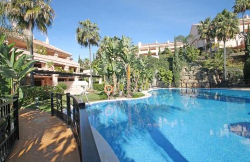 Foto 49c94cf1-058b-40af-b4e9-7d38f8f95222. Apartament amb aparcament piscina a Los Naranjos Marbella