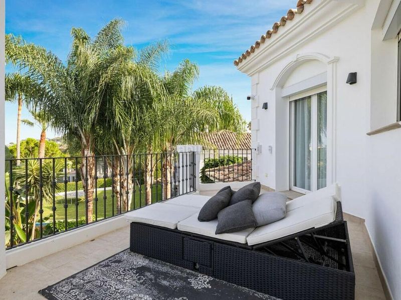 Foto 0a6bc04d-4265-4901-a4b2-1b952bc3bd32. Casa amb aparcament piscina a Los Naranjos Marbella