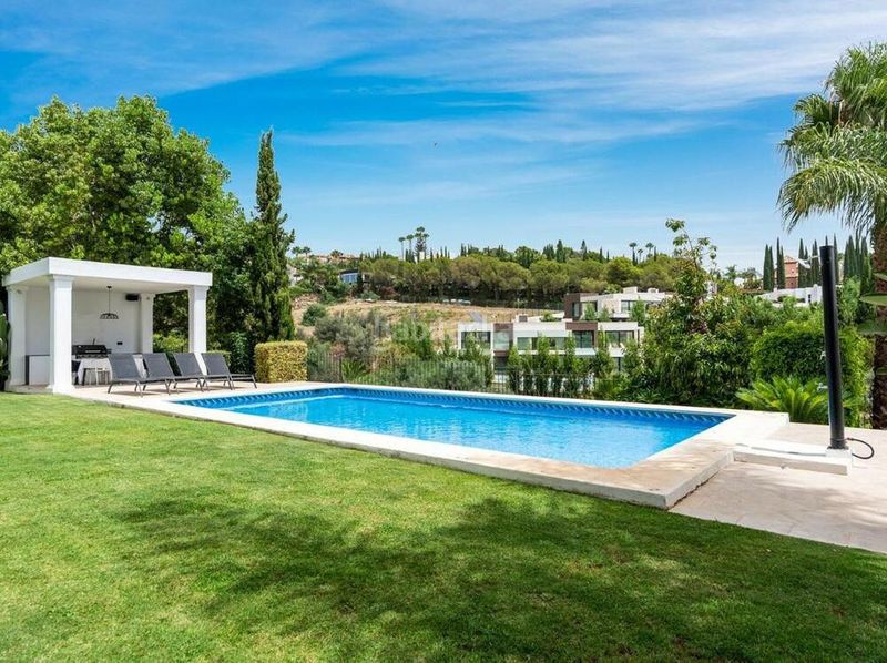 Foto 0bad2f3c-1062-42bc-ad4d-1e785d4f8e93. Casa amb aparcament piscina a Los Naranjos Marbella