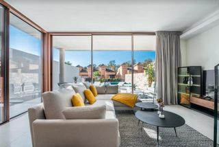 Casa aparellada a Lomas de Marbella Club. Villa adosada de lujo en altos de puente romano, marbella golden