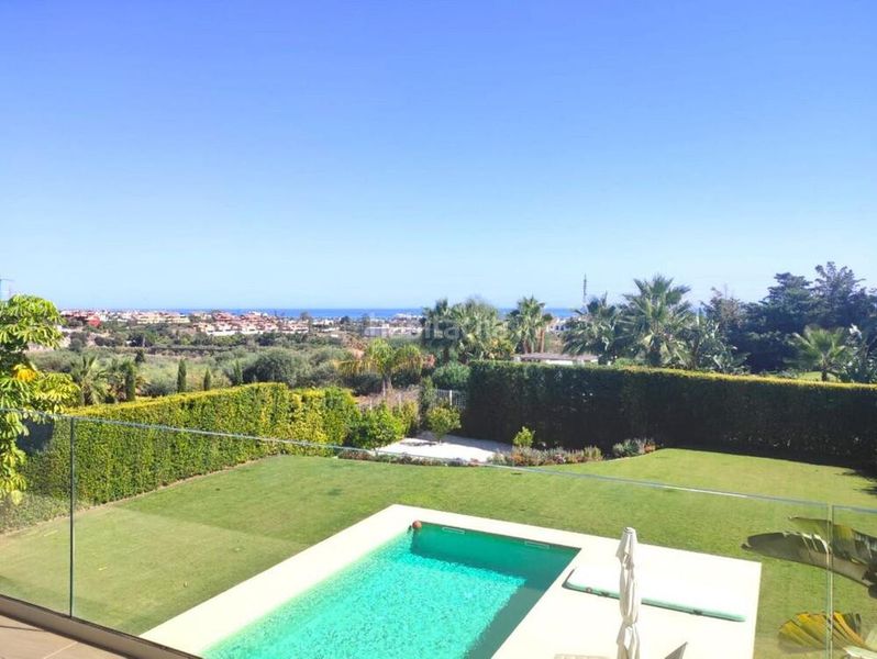 Foto 094c7894-87e8-471b-bc16-ceb78851937c. Casa amb aparcament piscina a Cancelada Estepona