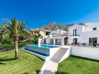 Maison à N/a. Fantástica villa en milla de oro, marbella