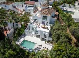Doppelhaus in Los Naranjos. Villa lugalle, una villa de diseño moderno con toque andaluz