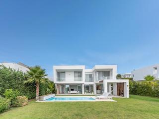 Casa a Calle sand 52. Moderna lujosa villa en santa clara con vistas al mar y golf