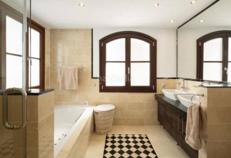 Foto 2377f649-1463-4386-a3cc-99e5a3309e4e. Casa amb aparcament piscina a El Madroñal Benahavís