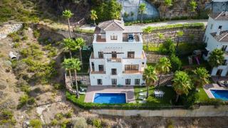 Casa en N/a. Villa de cuatro plantas en benahavis