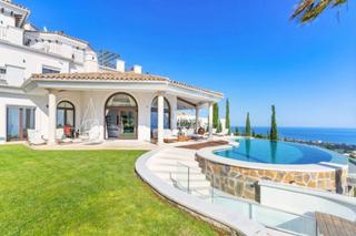 House in Calle codorniz 9. Elegante villa de lujo en alto de los monteros, marbella