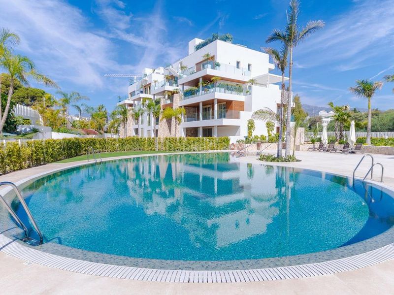 Foto 09b83f3d-0f7d-4902-96d7-ec065dd656b1. Tríplex amb aparcament piscina a lomas de Marbella club Marbella
