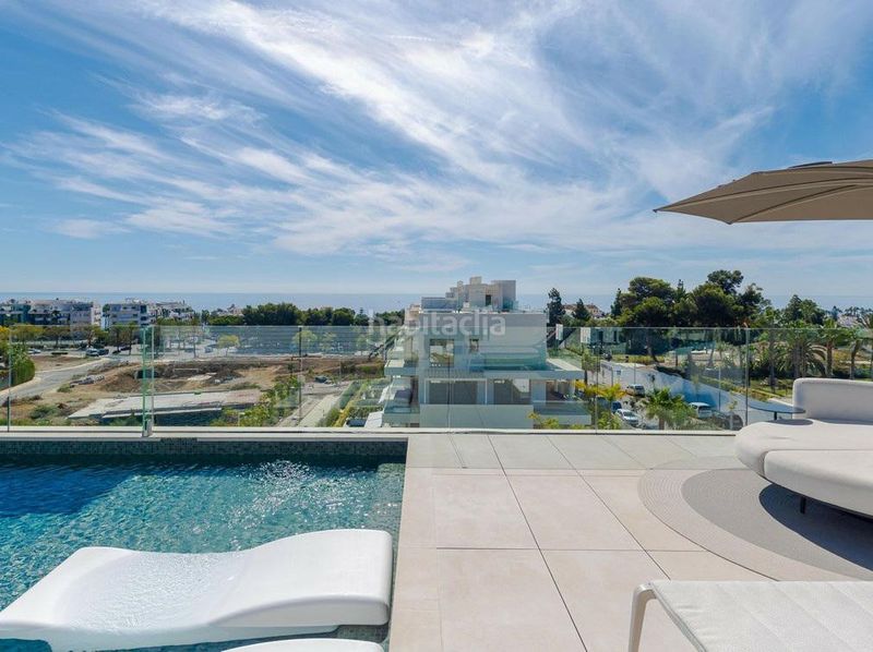 Foto 1b8265bf-4a49-4cbf-91c8-c6ddd7c5aa33. Tríplex amb aparcament piscina a lomas de Marbella club Marbella