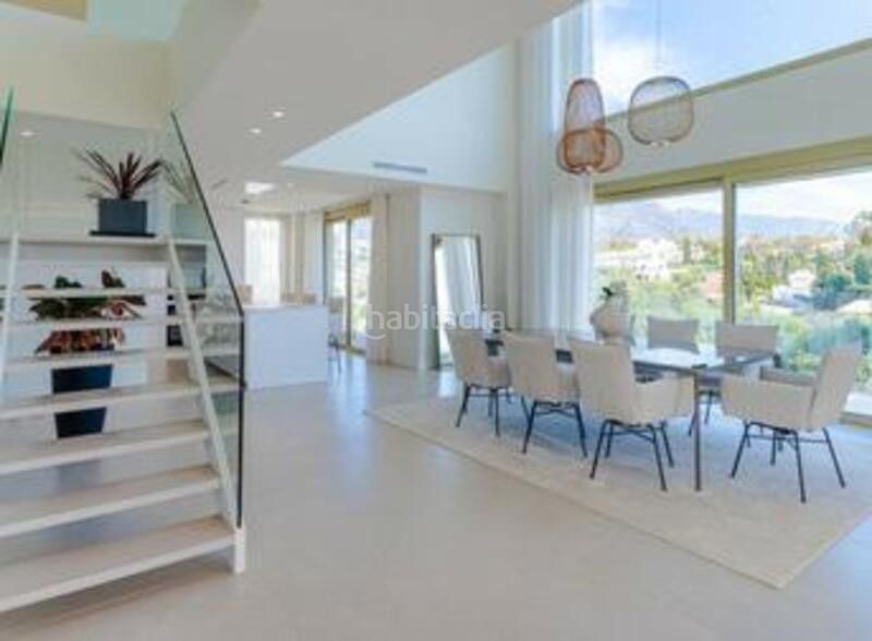 Foto 61d0a41c-b21a-4f78-a8b8-b5246ec6dc29. Tríplex amb aparcament piscina a lomas de Marbella club Marbella