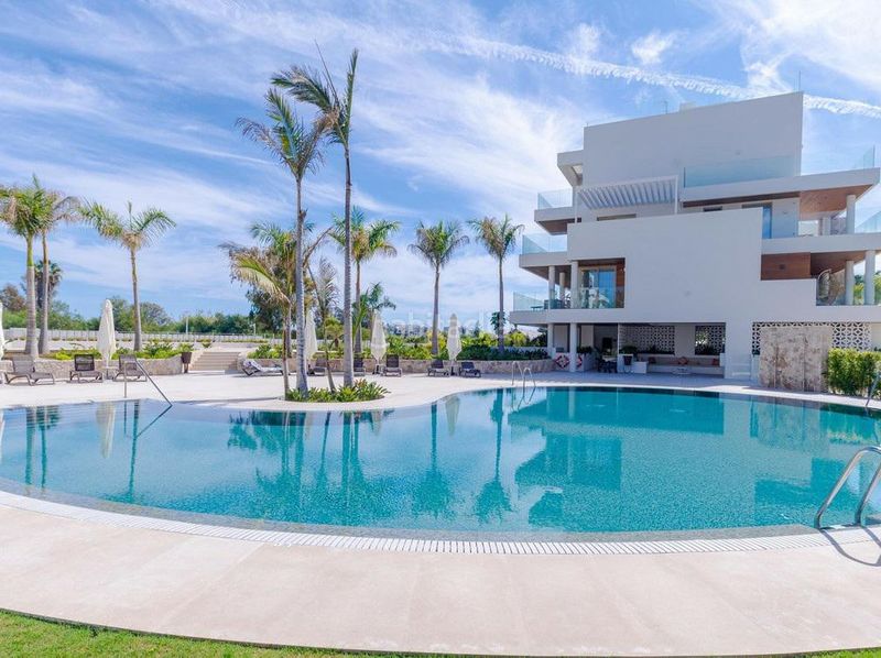 Foto 76e9c60f-51a7-43fc-b4e8-ebb9c2a357c8. Tríplex amb aparcament piscina a lomas de Marbella club Marbella