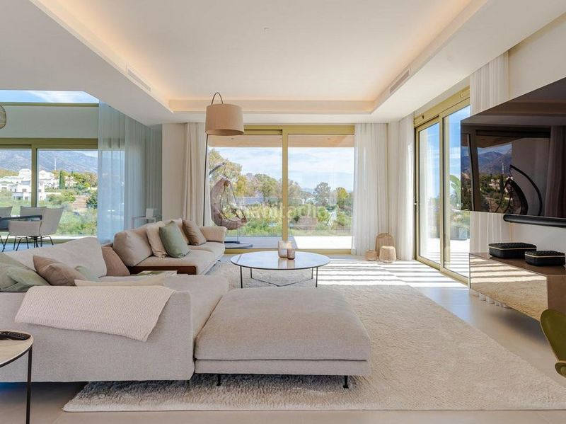 Foto 9c944c7a-1f35-46c5-8b70-3bd3d54c7b20. Tríplex amb aparcament piscina a lomas de Marbella club Marbella