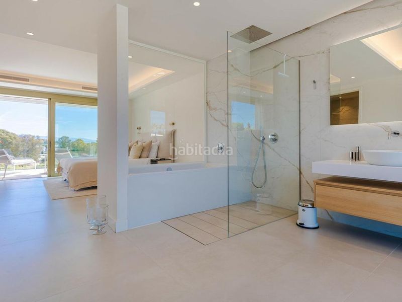 Foto e29b0507-2e5b-4d7e-b7ed-6cf5cd43ba66. Tríplex amb aparcament piscina a lomas de Marbella club Marbella