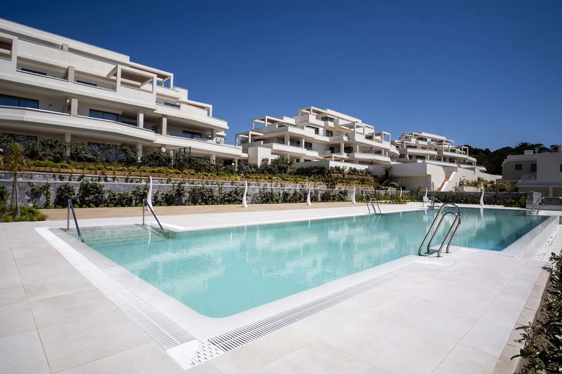 Foto b6ba66b0-b421-4369-95e7-81be918ec245. Planta baixa amb aparcament piscina a El Velerín Estepona