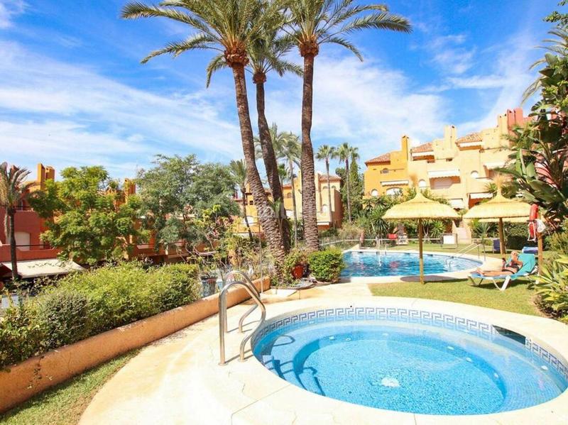 Foto c843c9cc-5ac3-4b44-993f-b0ae204c40f0. Casa adosada en urbanizacion n andalucia j 141 adosado excepcional en Marbella
