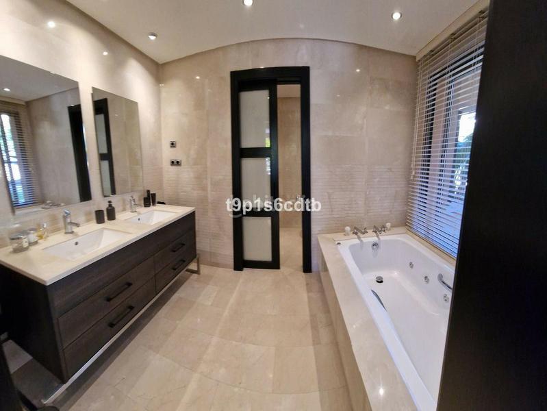 Foto 3a0cbc89-daf3-45ec-9831-b7b9391907ca. Piano terra in urbanizacion altos reales 10 in Sierra Blanca Marbella