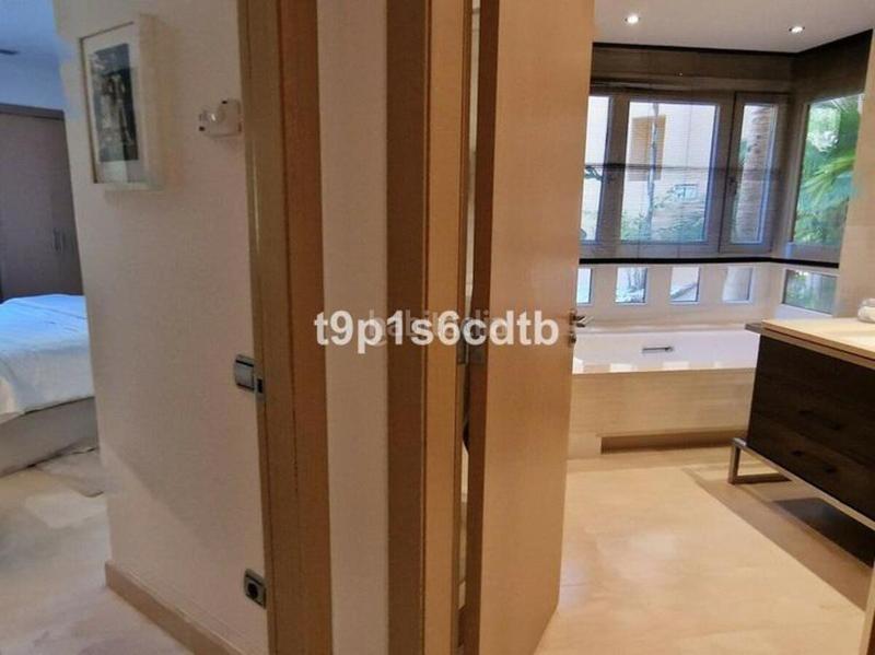 Foto 4662dcb2-c3b8-4076-b899-0da60948b6fc. Piano terra in urbanizacion altos reales 10 in Sierra Blanca Marbella