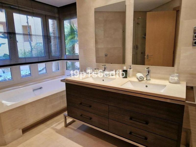 Foto 48a82c5f-eda6-43e7-8ab7-c9fac29a9764. Piano terra in urbanizacion altos reales 10 in Sierra Blanca Marbella