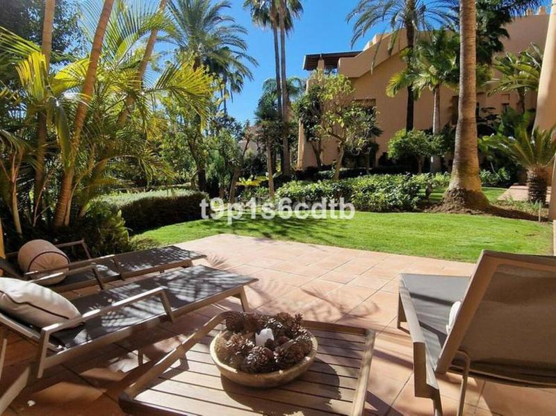 Foto b6627463-33b8-4eb3-8aa5-86ceec5f2114. Piano terra in urbanizacion altos reales 10 in Sierra Blanca Marbella
