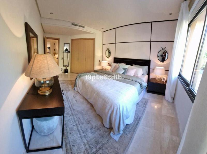 Foto c000b140-ec0d-4c5f-98b8-c3b597f7dba6. Piano terra in urbanizacion altos reales 10 in Sierra Blanca Marbella