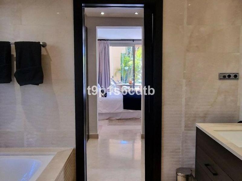 Foto dfab1aae-1675-4dc9-854d-3e5ddd2c317c. Piano terra in urbanizacion altos reales 10 in Sierra Blanca Marbella