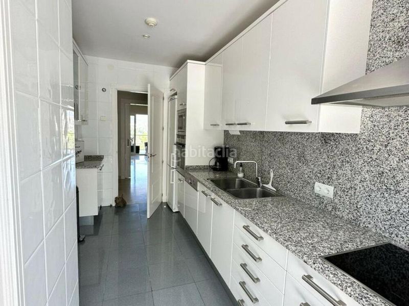 Foto 90a6fb11-500b-448e-bef9-90c30e333378. Lloguer planta baixa amb aparcament piscina a Las Brisas Marbella